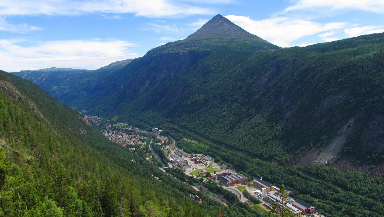 Rjukan i dag, med Gaustatoppen i bakgrunnen