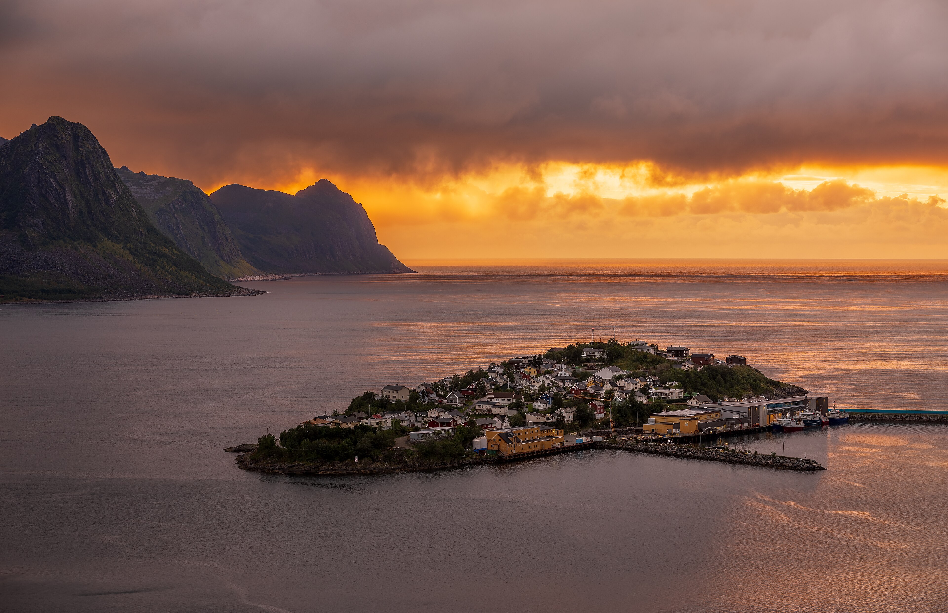 Husøy, fiskeværet bygget på en stein i havgapet