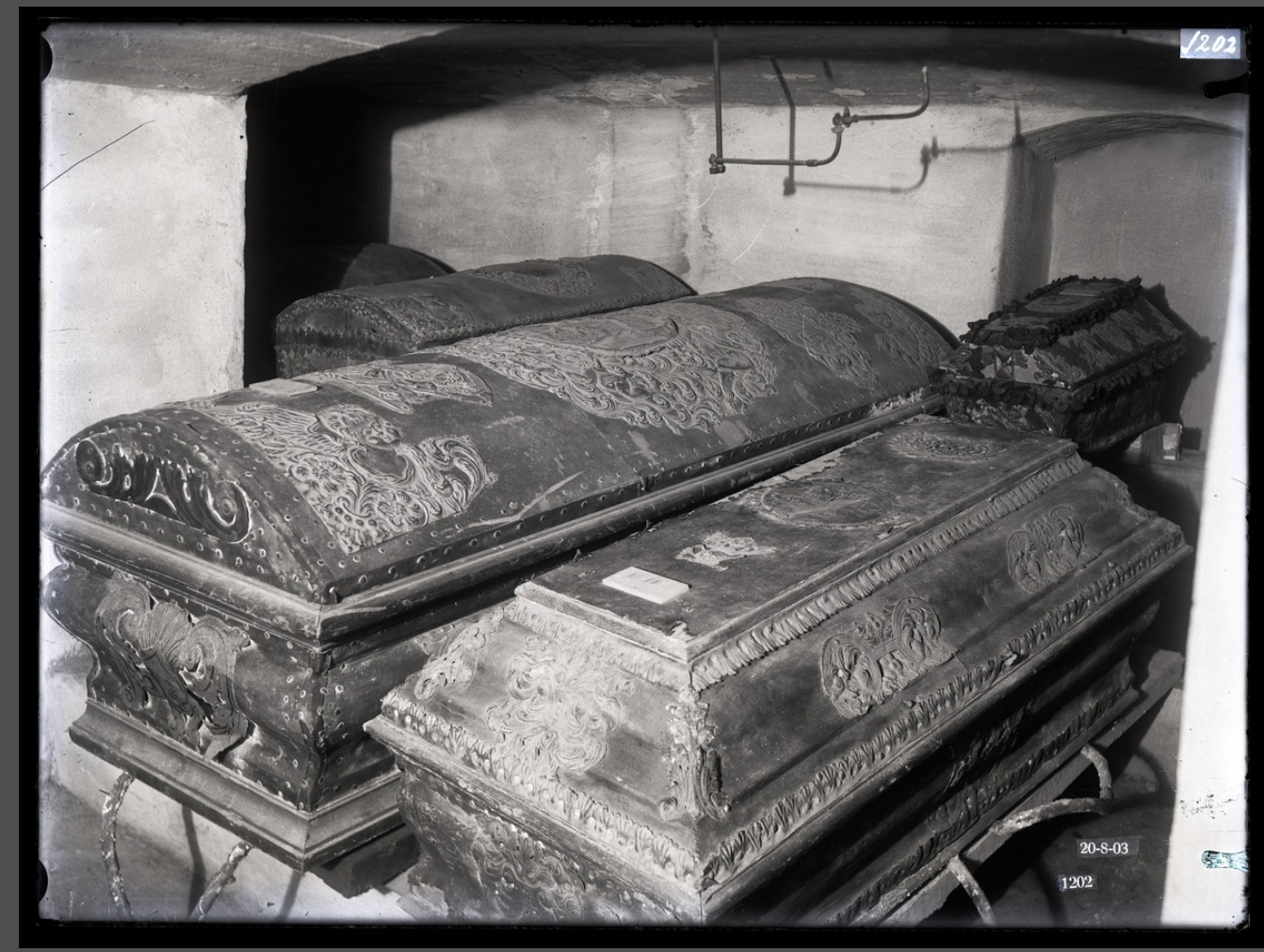 Kister funnet under restaureringsarbeidet, fotografert 1903
